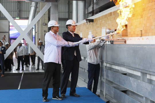 3일 kcc글라스 인도네시아법인 화입식에서 (사진 왼쪽부터) 로산 루슬라니 인도네시아 투자부 장관과 정몽익 KCC글라스 회장이 용융로에 불씨를 넣고 있다.